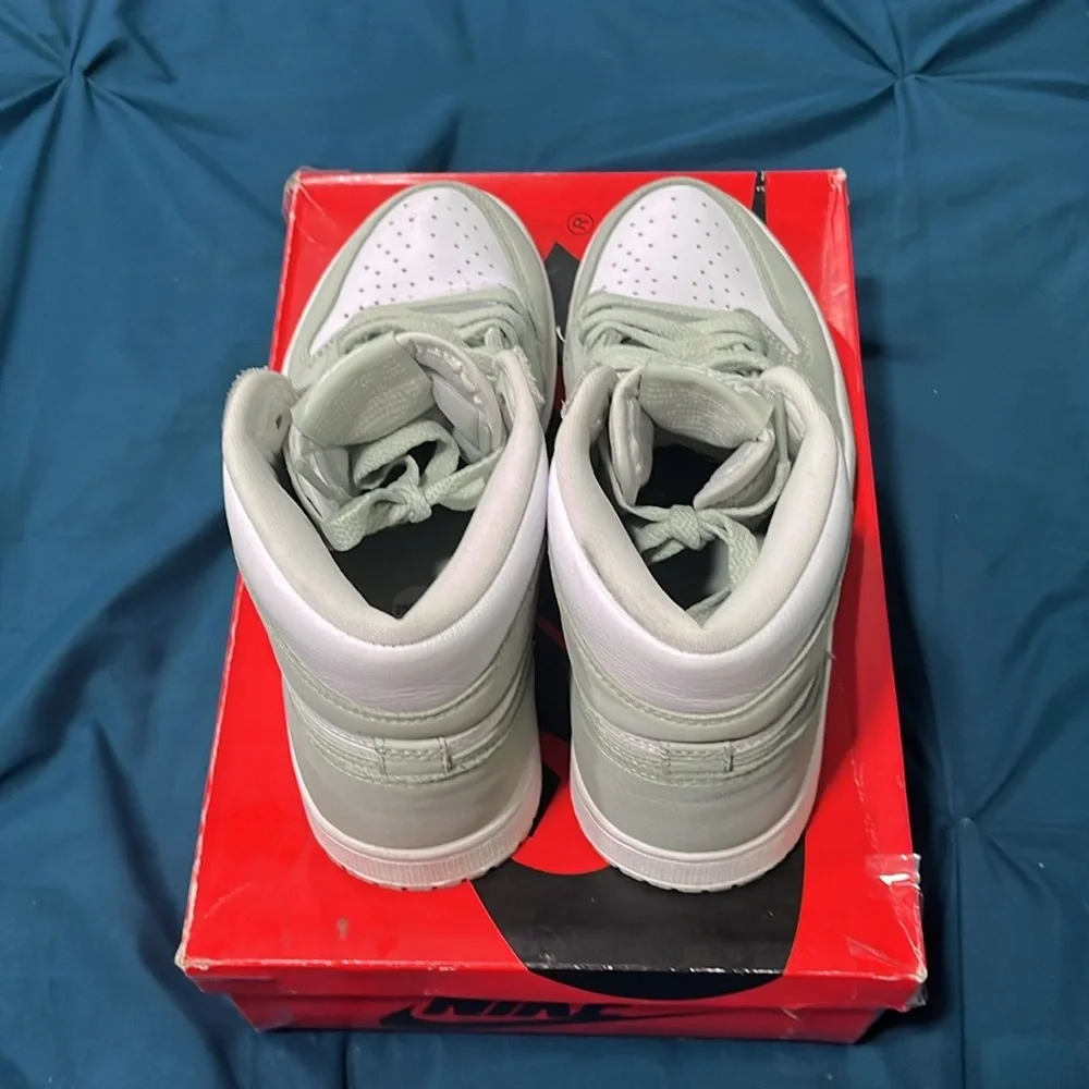 Jordan 1 high seafoam.   M7.5 / W9